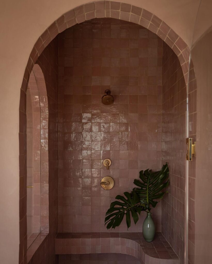 arched tile bathroom